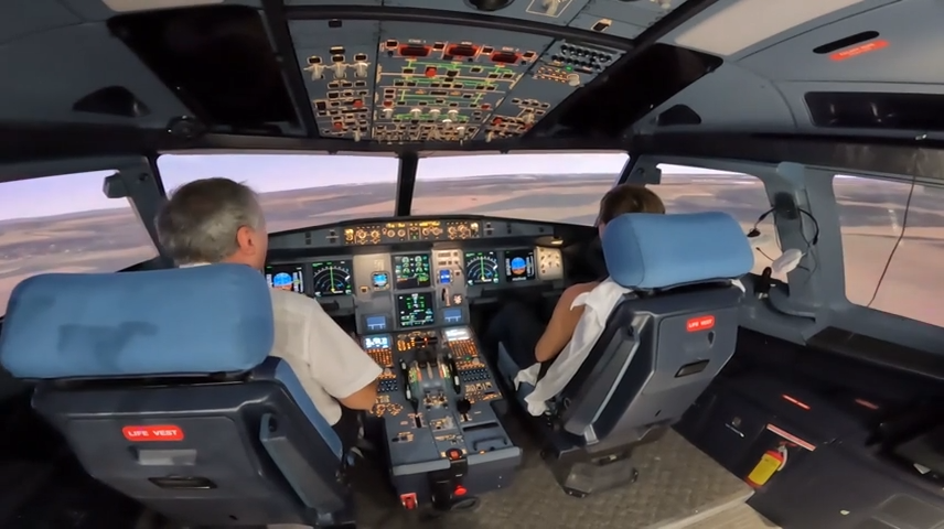 Proletěli jsme se ve věrném pohyblivém simulátoru A320: Umí předstírat kouř v kabině i přetížení