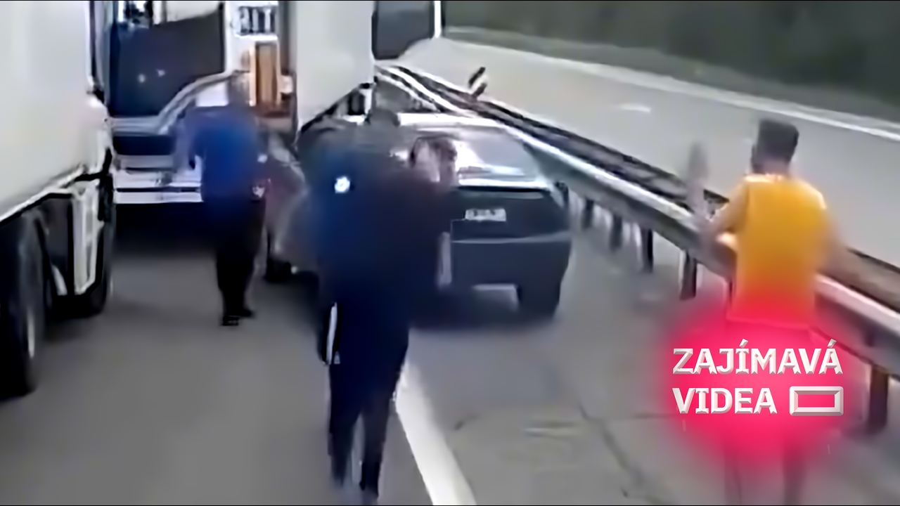 Podvodník se přepočítal. Skupina kamioňáků mu dala na budku přímo na dálnici