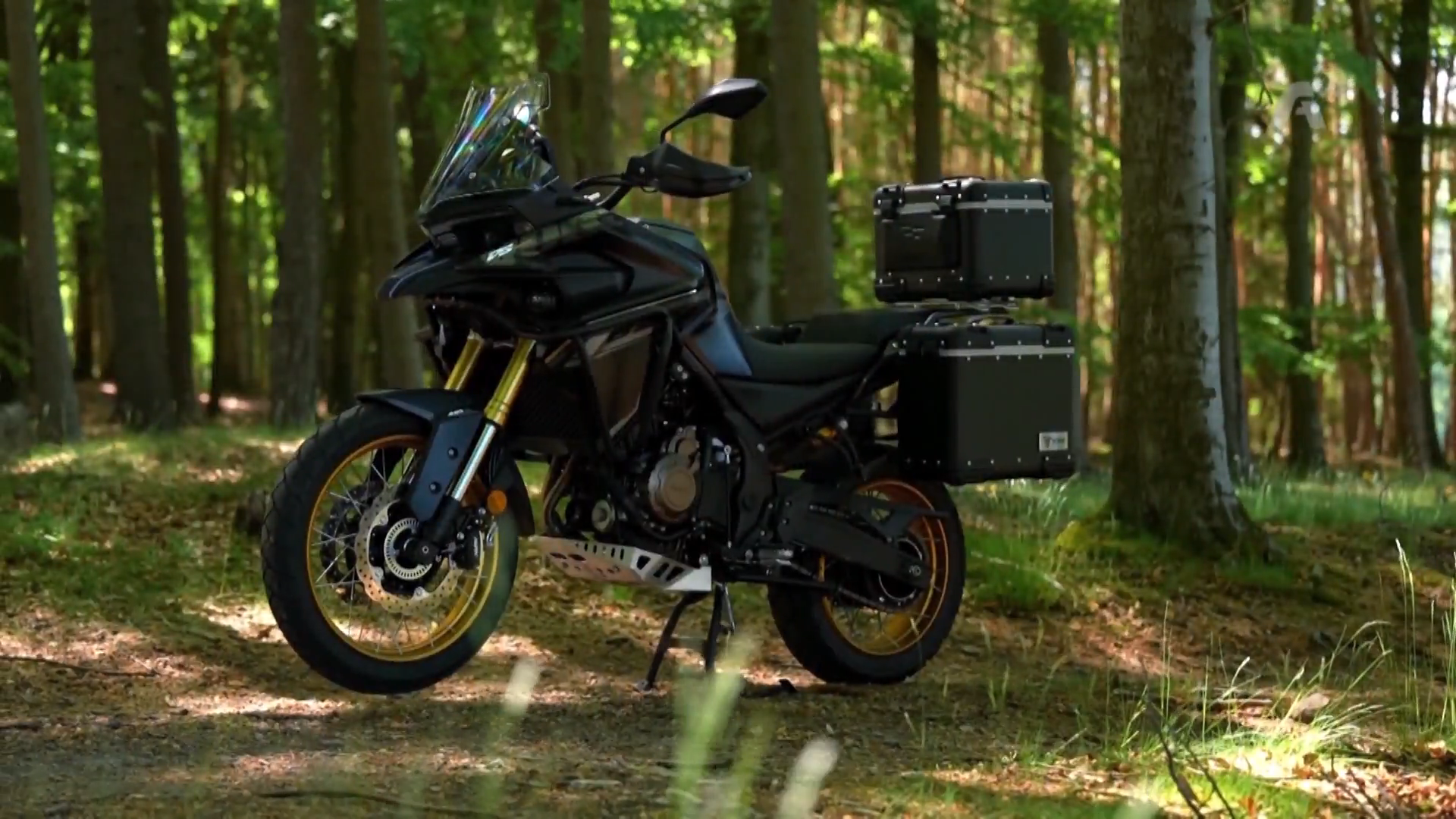 Nenápadná adventure motorka překvapí cenou. Dokáže ale potrápit i zkušeného jezdce
