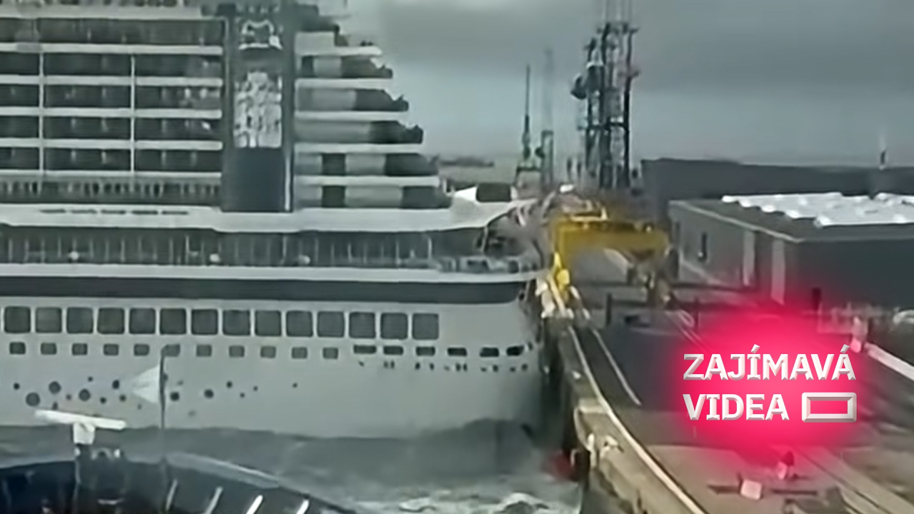 Obří výletní loď ve špatném počasí vrazila do přístavní zdi
