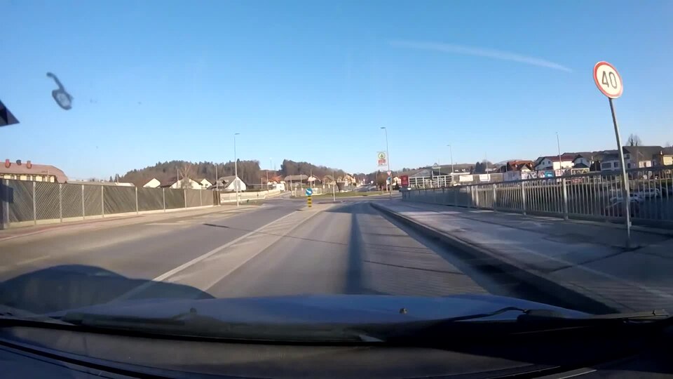 Pacient prehiteva čez polno črto in "drifta" na rondoju nakar ga sreča KARMA