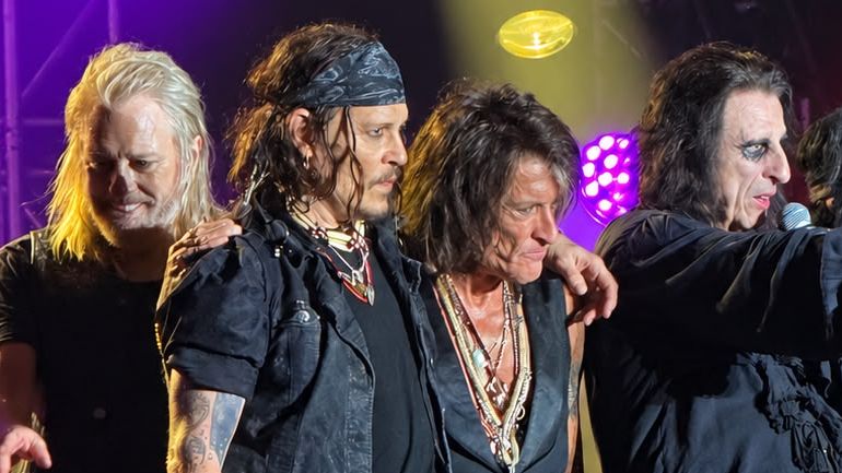 Johnny Depp si podmanil Prahu: Když hrábl do kytary a spustil zpěv, roztály fanynky jako kostky ledu v Karibiku
