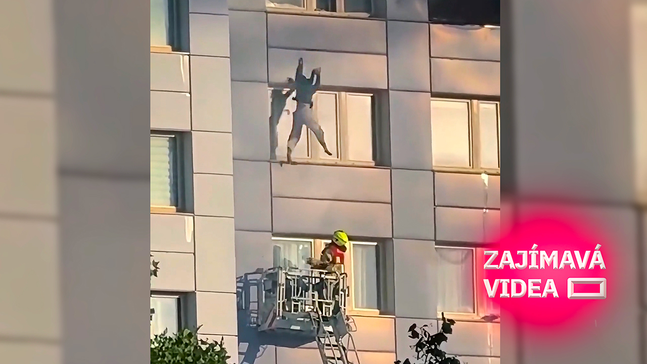 Zoufalý skok z 11. patra. Žena prchala před plameny hasičům do koše