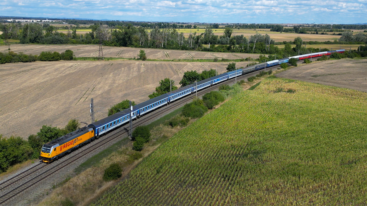 Banát Expres 2026 do Rumunské Oršavy se šestnácti vozy zachycen v Moravanech a u Břeclavi