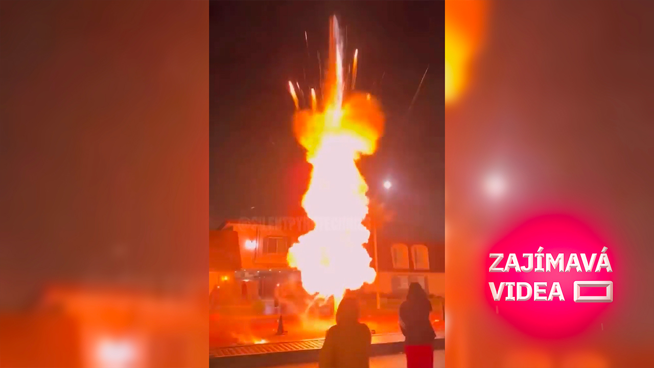Chudáci sousedi. Mezi domy byl odpálen 40cm dělobuch. Rána spustila alarmy