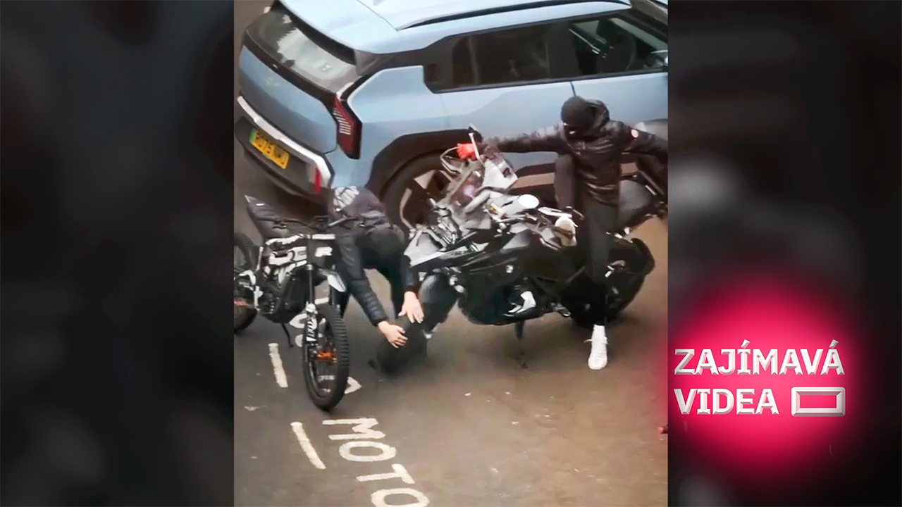 Zlodějíčci byli na těžkou motorku krátcí, tak s ní praštili o zem a utekli