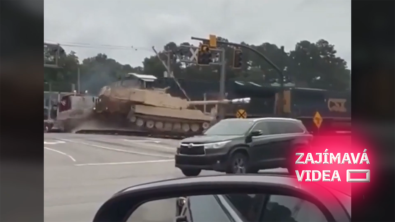 Střet dvou gigantů. Rozjetý vlak narazil do tahače převážejícího tank