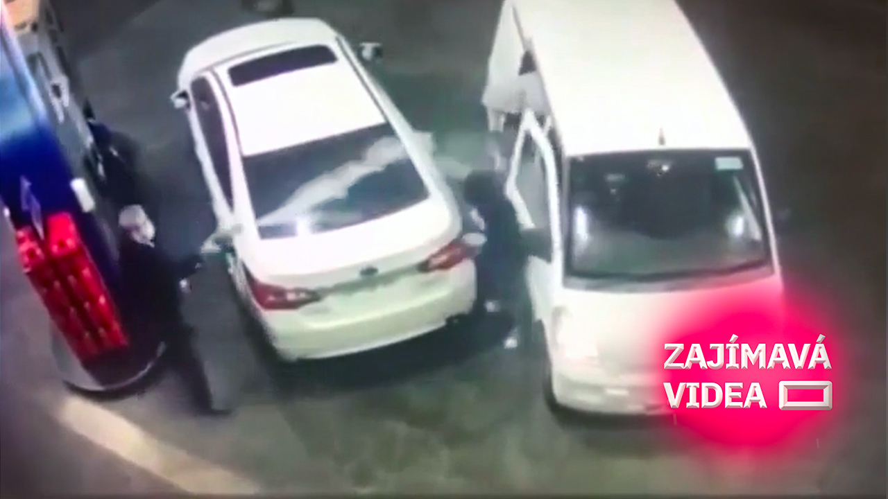 Chtěli ho okrást na benzínce. Řidič zpacifikoval lupiče proudem benzínu z čerpací pistole