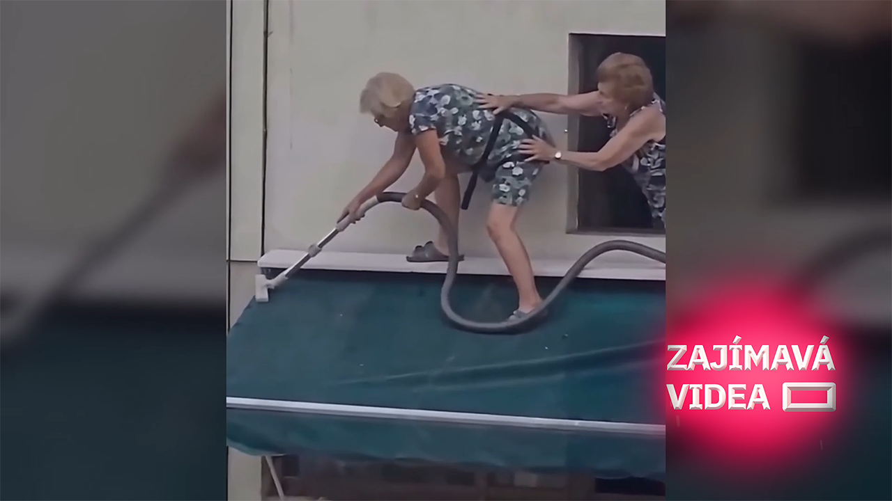 Úklid, ze kterého se potí ruce. Babička s vysavačem balancuje na římse
