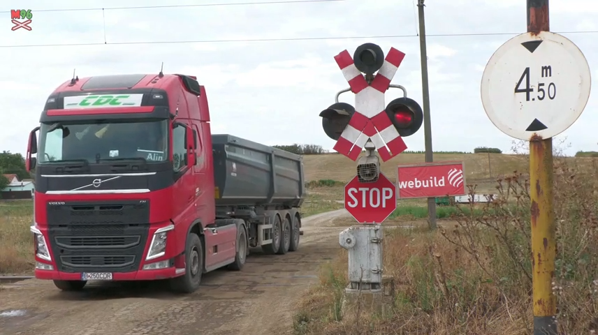 Železniční přejezd Vinga v Rumunsku. Řidič kamionu na červenou nezastavil