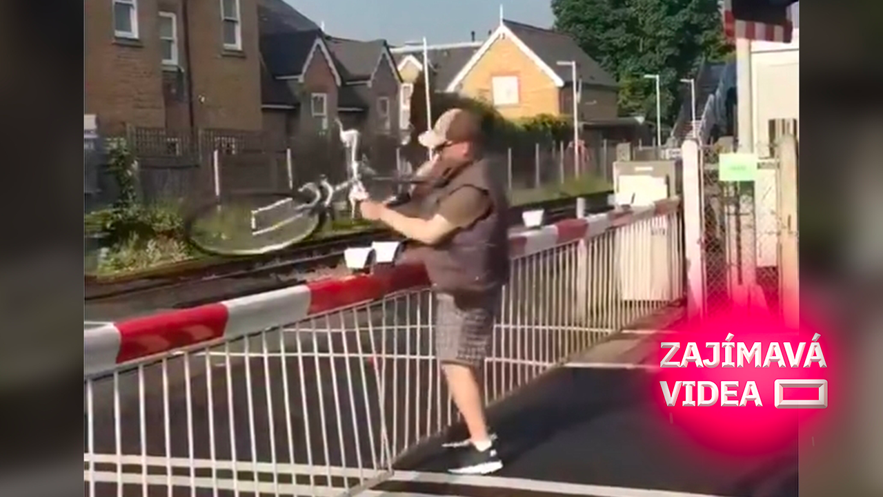 Naštvaný cyklista přelezl závory. Vlak mu projel těsně před nosem