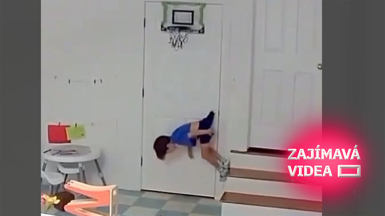 Malý basketbalista chtěl s parádou zavěsit na koš. Místo triumfu zůstal viset na dveřích