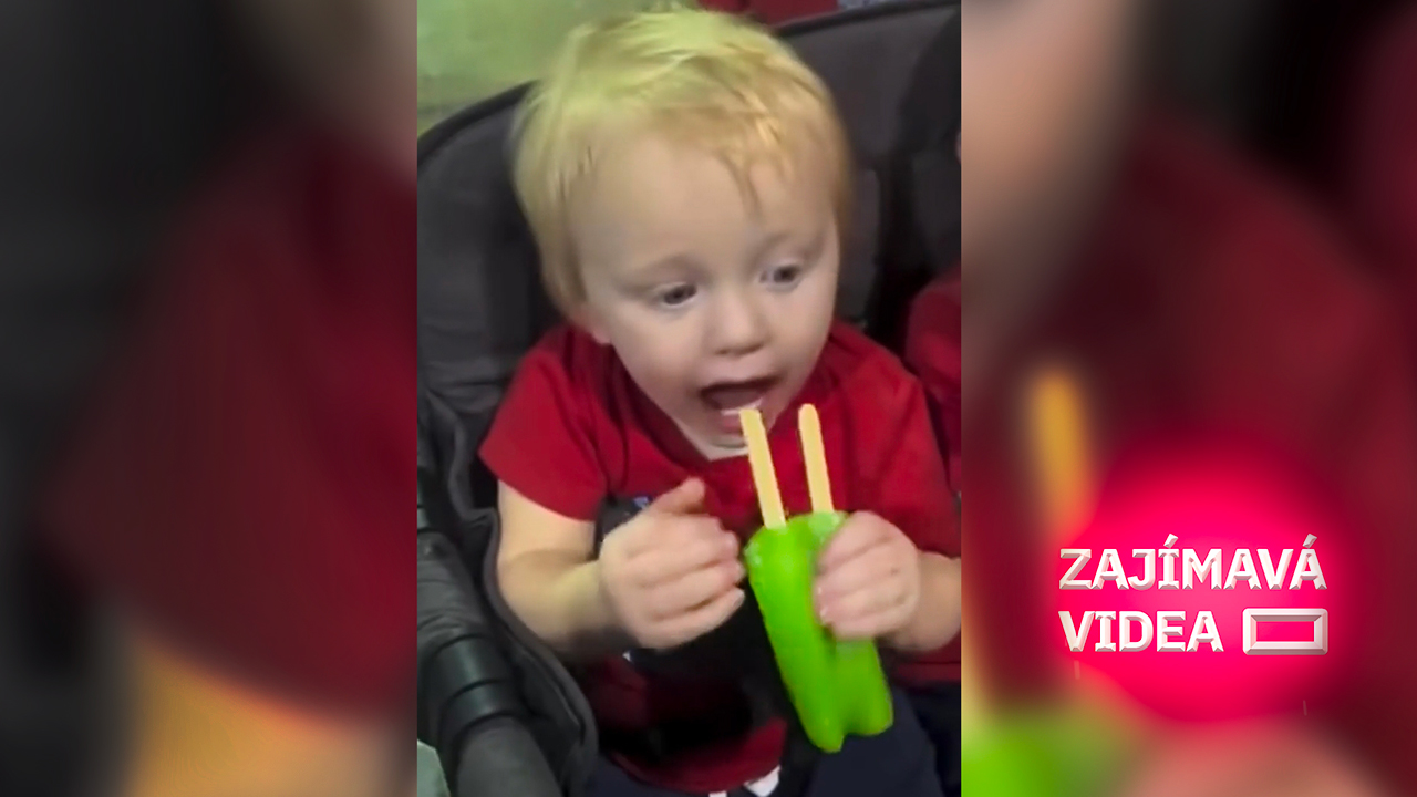 Jak správně jíst nanuk? Tohle batole přišlo s vlastní neobvyklou metodou