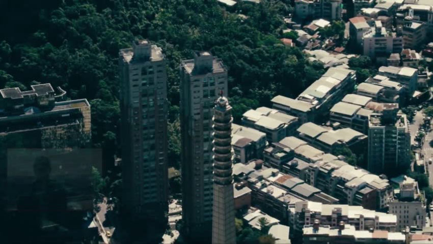 alex_honnold_taking_a_selfie_at_the_top_of_taipei