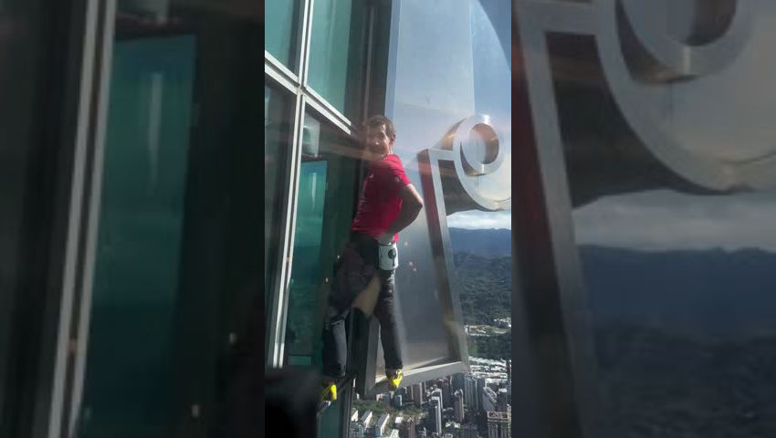 alex_honnold_climbs_the_taipei_101_skyscraper