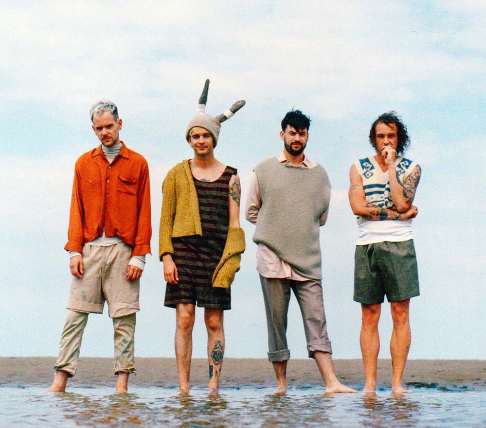 NOVINKY: Bright Eyes, Alice Bag, Lauran Hibberd a další smeknuté klobouky