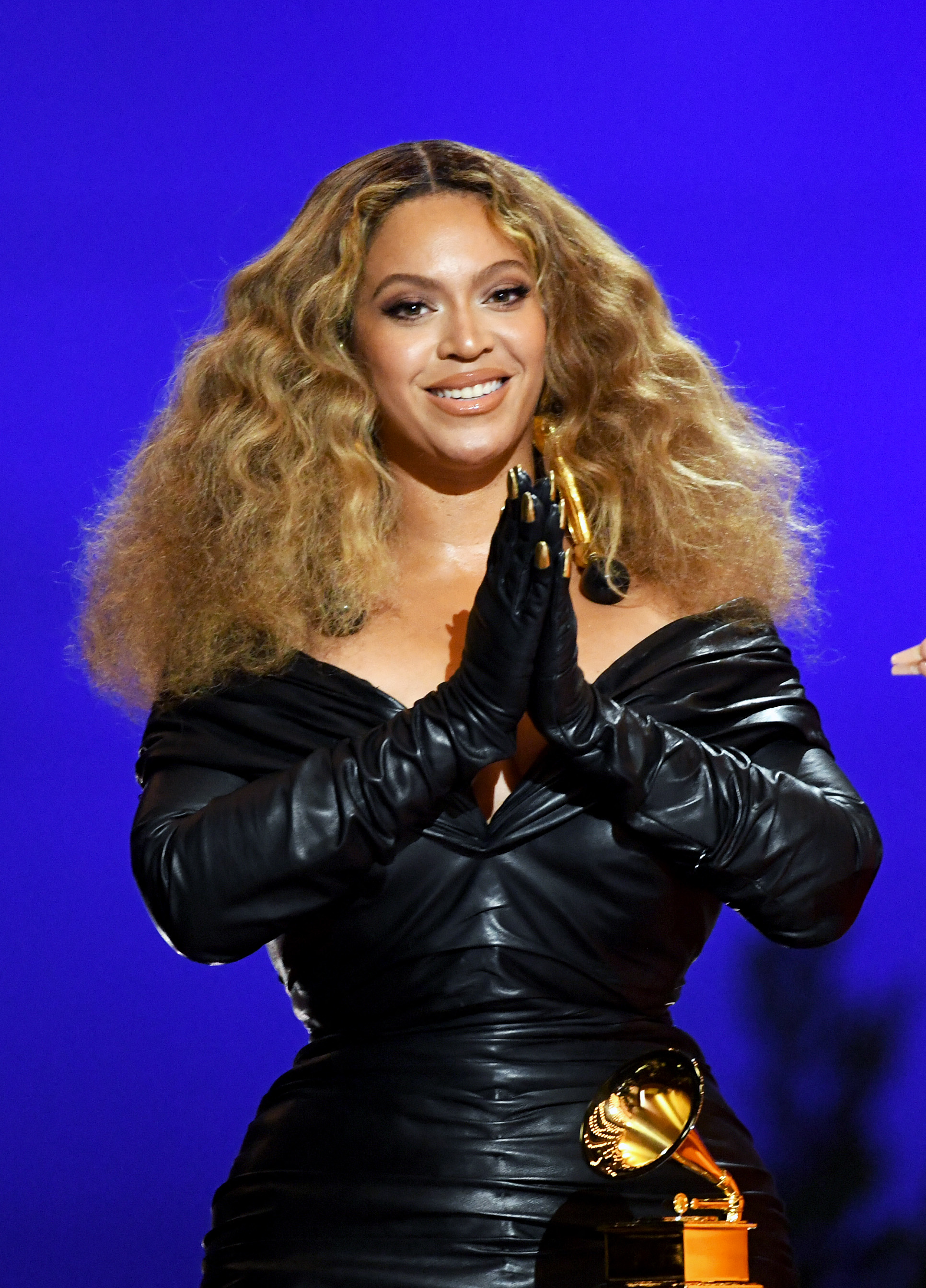 Zavři oči, cestuj tmou. Beyoncé vzývá housové devadesátky, Gorillaz lákají do Posledního kultu