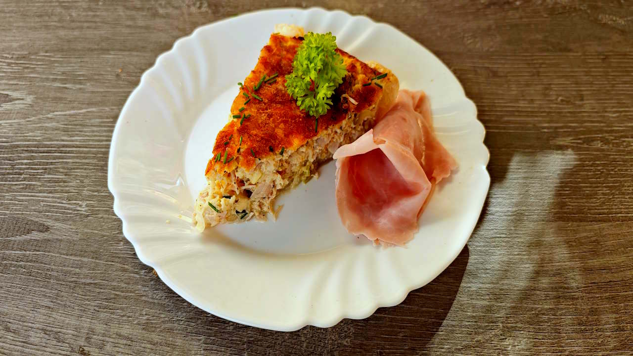 Lepší než pizza! Slaný koláč se sýrem, šunkou a smetanou
