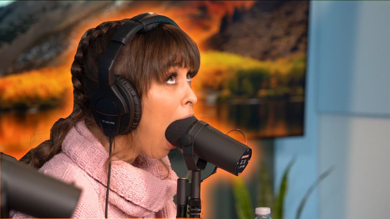 RILEY REID DEEPTHROATS MICROPHONE!