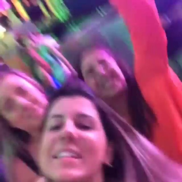 Carol Dantas curte balada com amiga de Marquezine