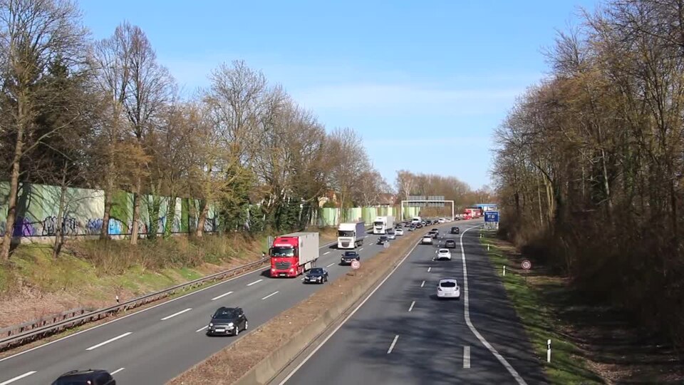 Motorway A40: on bridge above the traffic