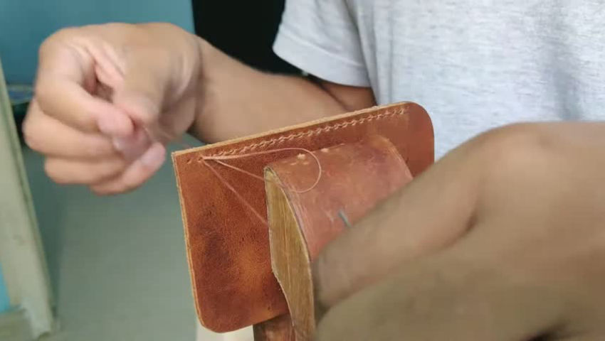 MAKING A LEATHER CARD WALLET | THE MINDER BIFOLD | CARDHOLDER | EASY LEATHER #CRAFT | DIY | ASMR
