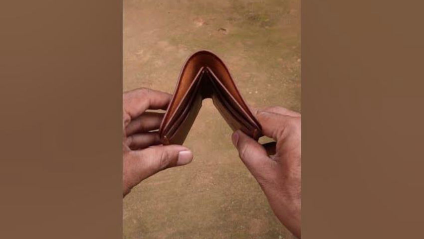 A handmade leather card holder #leather #leatheraccessories #leathercraft #asmr