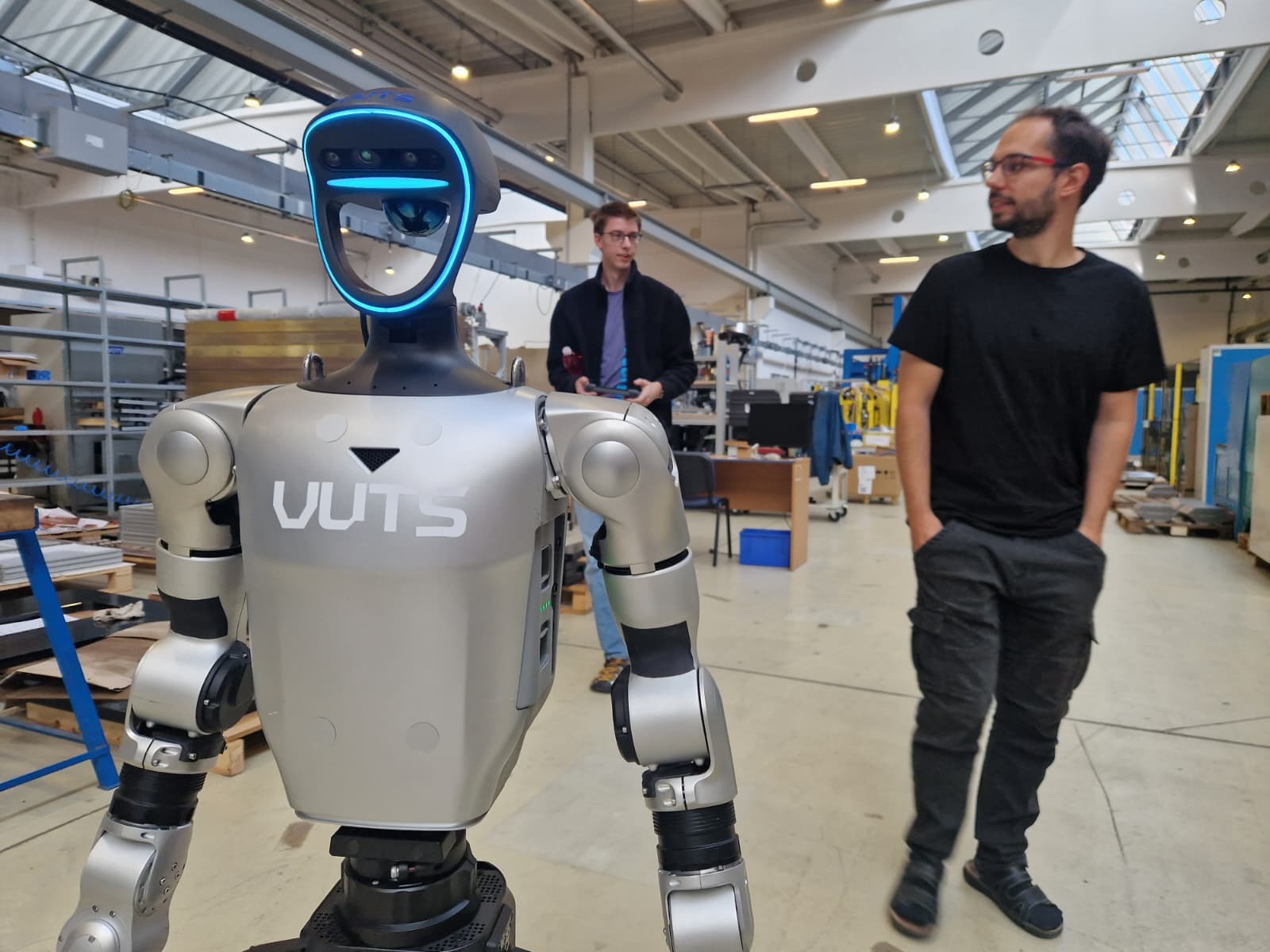 Umí salto, dost hučí a může skončit v kleci. Vývojáři v Liberci testují humanoidní roboty, prý umí překvapit